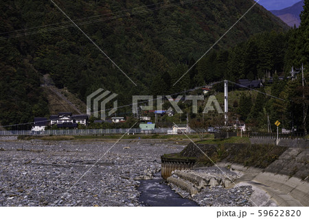 (山梨県)南アルプス街道 湖底の露出した奈良田湖 (山梨県)南アルプス街道 湖底の露出した奈良田湖 59622820