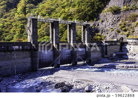 (山梨県)秋の南アルプス街道 奈良田湖ダム放流中 (山梨県)秋の南アルプス街道 奈良田湖ダム放流中 59622868
