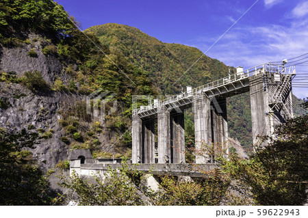 （山梨県）秋の南アルプス街道　奈良田湖のダム・水門 59622943