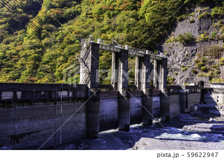 (山梨県)秋の南アルプス街道 奈良田湖のダム・水門 (山梨県)秋の南アルプス街道 奈良田湖のダム・水門 59622947
