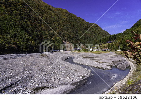 （山梨県）秋の南アルプス街道　湖底の露出した奈良田湖 59623106