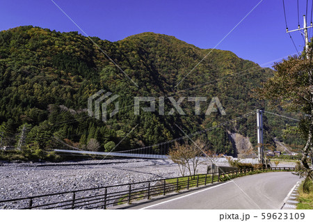 (山梨県)秋の南アルプス街道 湖底の露出した奈良田湖 (山梨県)秋の南アルプス街道 湖底の露出した奈良田湖 59623109