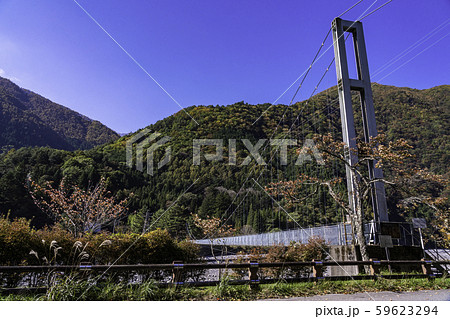 （山梨県）秋の南アルプス街道　奈良田湖の吊り橋 59623294