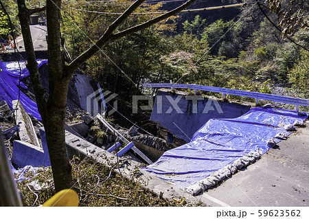 (山梨県)台風で被災した、南アルプス街道・奈良田の道路崩落現場 (山梨県)台風で被災した、南アルプス街道・奈良田の道路崩落現場 59623562