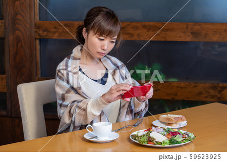 レストランで食事する女性 レストランで食事する女性 59623925