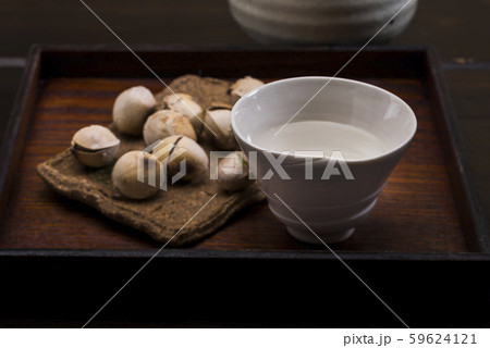 炒り銀杏と日本酒 59624121