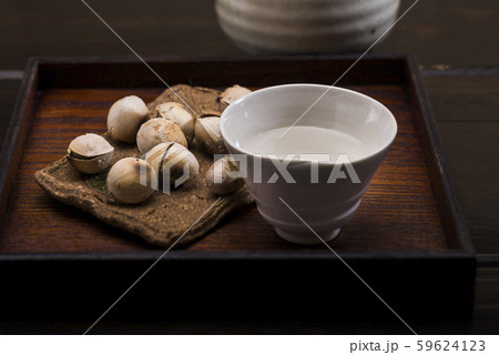 炒り銀杏と日本酒 炒り銀杏と日本酒 59624123