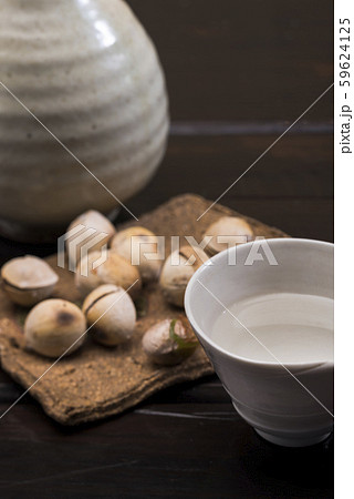 炒り銀杏と日本酒 炒り銀杏と日本酒 59624125