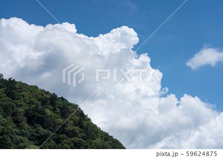 入道雲 積乱雲 空 夏空 8月 の写真素材