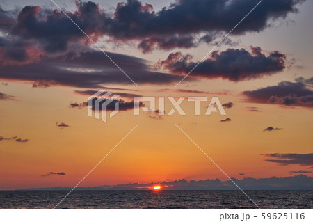 新潟県　日本海の夕日 59625116