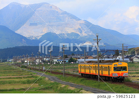 藤原岳を背景に走る三岐鉄道101系 59625123