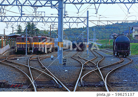 機関車や貨車がたくさん止まる東藤原駅構内 59625137
