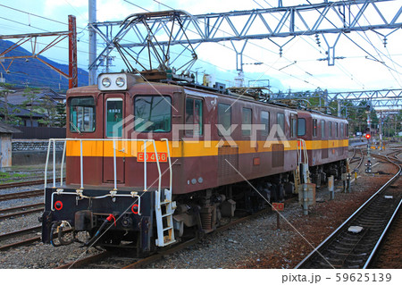 東藤原駅構内に停車中のED45電気機関車 東藤原駅構内に停車中のED45電気機関車 59625139