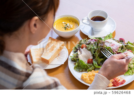 レストランで食事する女性 レストランで食事する女性 59626468