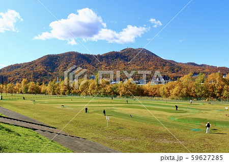 秋晴れの藻岩山と豊平川河川敷 59627285