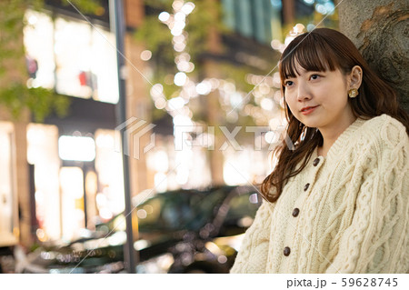 デートの待ち合わせをする女性 59628745