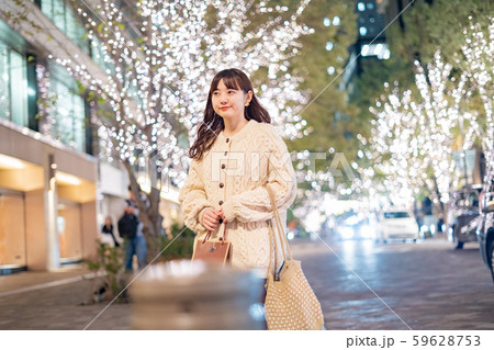 デートの待ち合わせをする女性 デートの待ち合わせをする女性 59628753