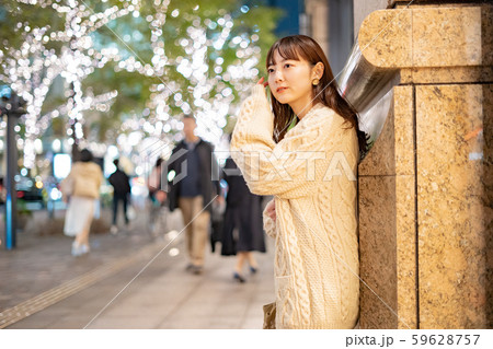 デートの待ち合わせをする女性 59628757