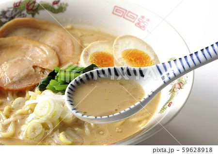 豚骨ラーメンのスープを飲む 59628918