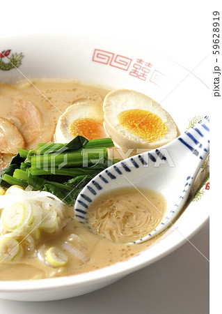 豚骨ラーメンのスープを飲む 59628919