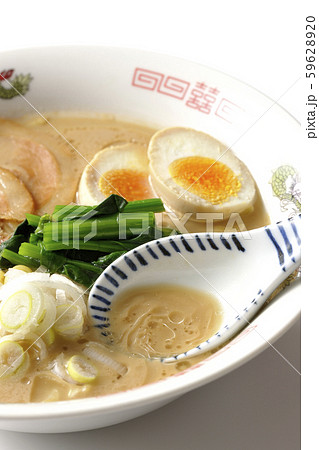豚骨ラーメンのスープを飲む 59628920