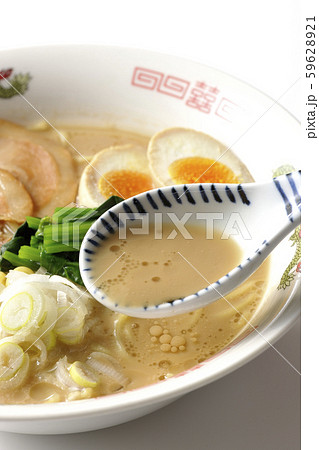 豚骨ラーメンのスープを飲む 59628921