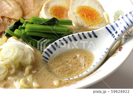 豚骨ラーメンのスープを飲む 59628922