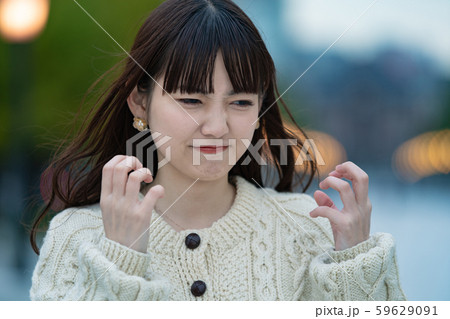 怒る女性 59629091