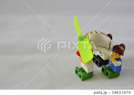 風力発電の風車を担ぐイメージ 59631979