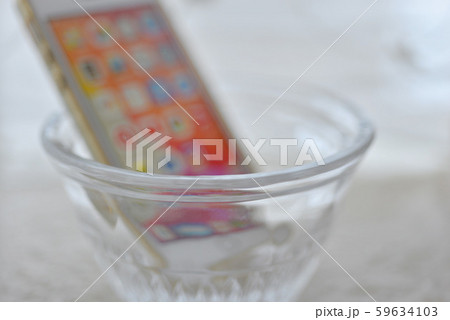 グラスとスマートフォン グラスとスマートフォン 59634103