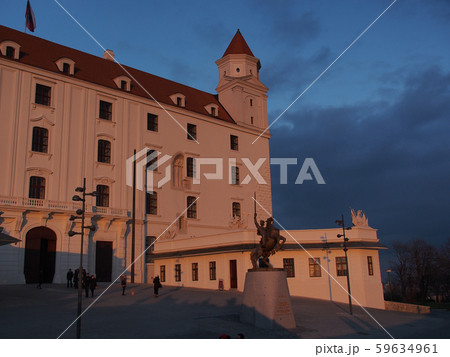 スロバキア、夕日に照らされたブラチスラヴァ城とスヴァルトプルク王の騎馬像 59634961