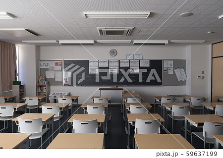 誰もいない高校の教室 59637199