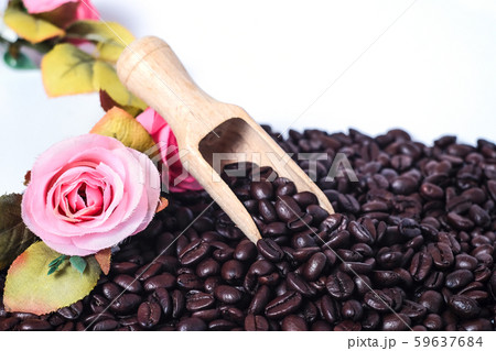 Wood spoon cup on fresh coffee beans with pink 59637684