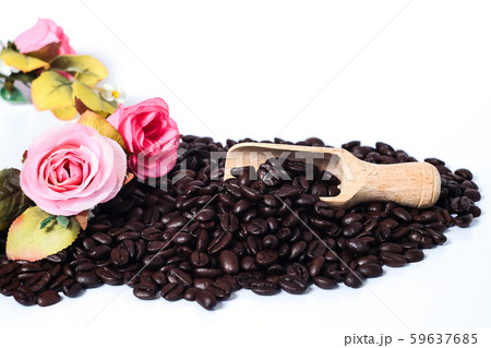 Wood spoon cup on fresh coffee beans with pink 59637685