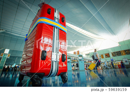 空港に置かれた赤いスーツケース 59639159