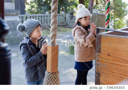 初詣をする子供 初詣をする子供 59639303