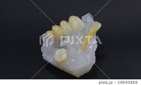 ジルコニアと水晶 59640889