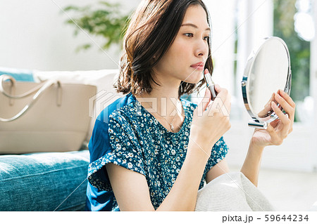 女性 メイク 化粧 リップ 口紅 女性 メイク 化粧 リップ 口紅 59644234