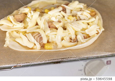 焼く前の手作り照り焼きチキンピザ 59645598