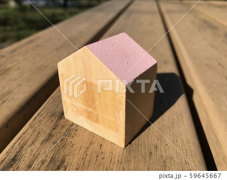 木製のおもちゃの家、住宅イメージ 59645667