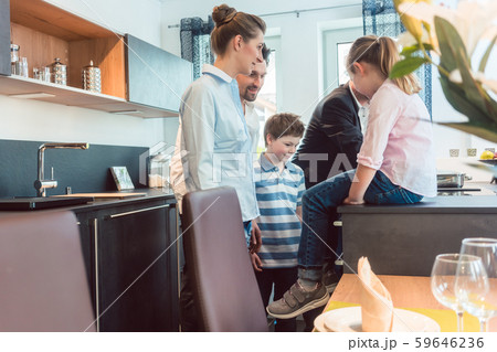 Kitchen sales with a family, kids, and a service expert 59646236