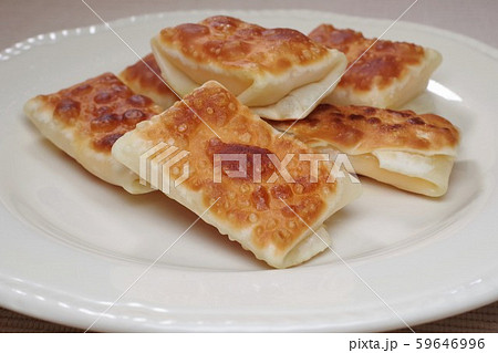 餃子の皮でチーズを包んで焼いたスナック 59646996