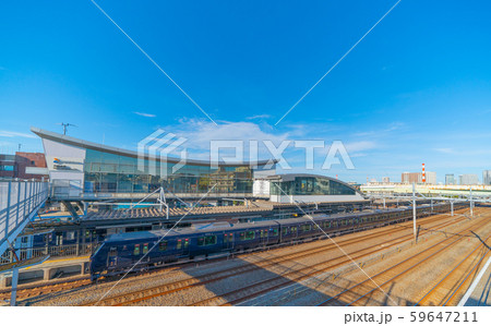 日本の横浜都市景観 ＳＯＴＥＴＳＵ 西横浜駅や電車などを望む 59647211