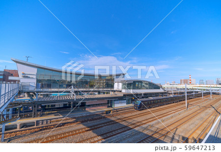 日本の横浜都市景観 ＳＯＴＥＴＳＵ 西横浜駅や電車などを望む 59647213