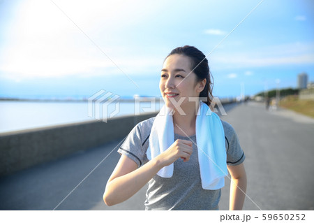 女性　スポーツ　ジョギング　ランニング　トレーニング 59650252