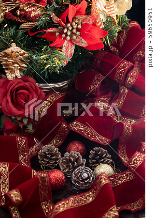 松かさとクリスマスツリー 59650951