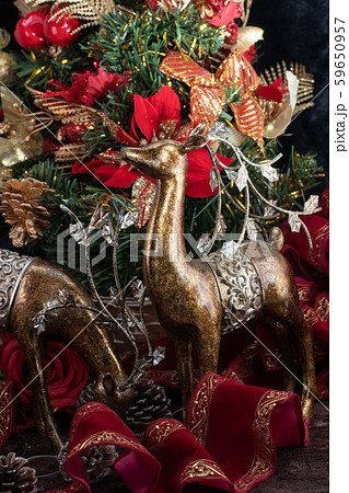 トナカイのオブジェとクリスマスツリー 59650957