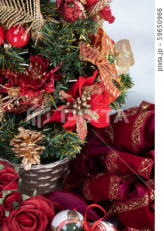 クリスマスツリーとベルベットリボン 59650966