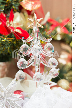 ガラスのクリスマスツリーとオーナメント 59651155