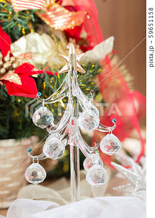ガラスのクリスマスツリーとオーナメント 59651158